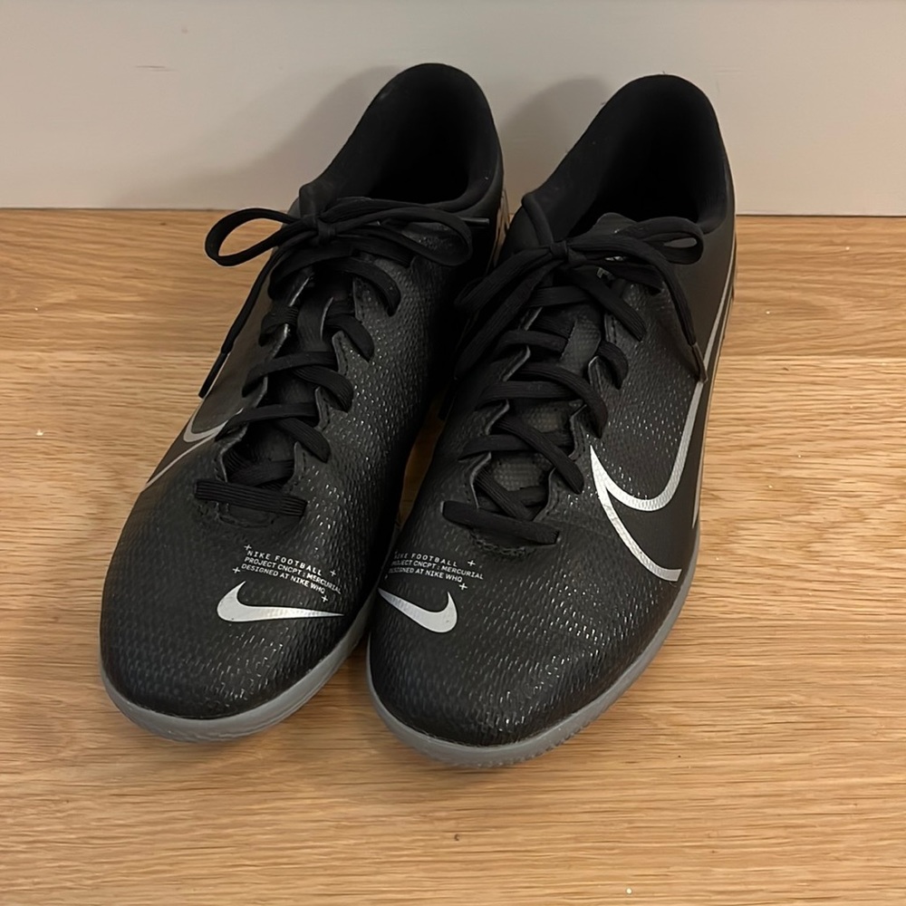 Nike Mercurial Indoor / Court Soccer Shoes Size 8.5 (Mens). Unisex.